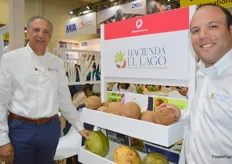 José Peralta Fernández y José R. Peralta Abreu, padre e hijo, de Hacienda El Lago en la República Dominicana, mostrando su oferta de frutas exóticas.